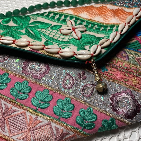 New! Embellished Embroidered tapestry purse - Picture 2 of 8